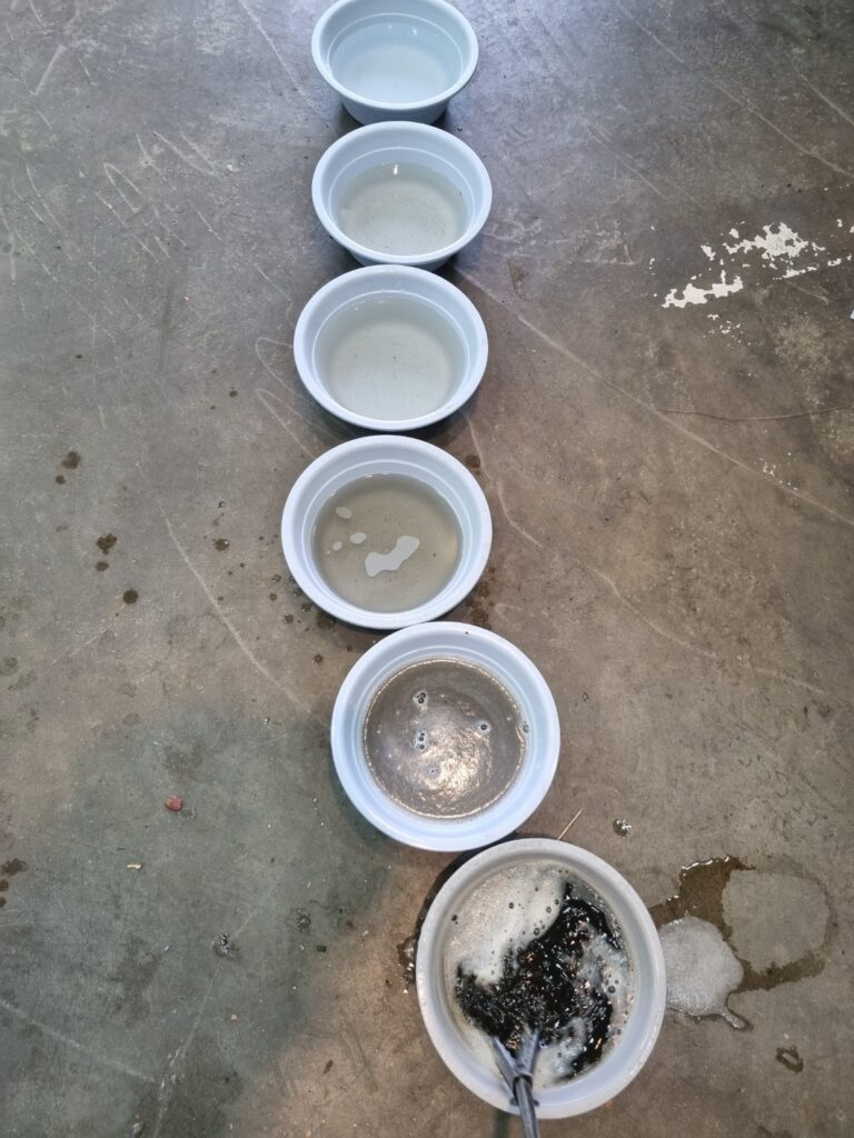 내시경 에바크리닝을 반복적으로 깨끗해질 때까지 세정합니다.